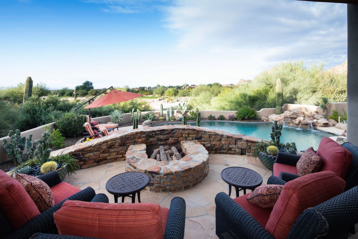 A fire pit in the middle of an outdoor patio.